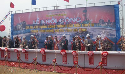 Participants join the ground-breaking ceremony of the Ben Thuy II Bridge at Hung Nguyen District in the north-central province of Nghe An on March 14. (Photo: Dantri)